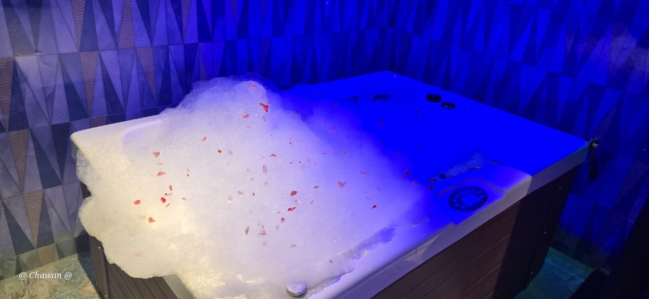 VIP Jacuzzi with foam and rose petals at Phoenix International Spa